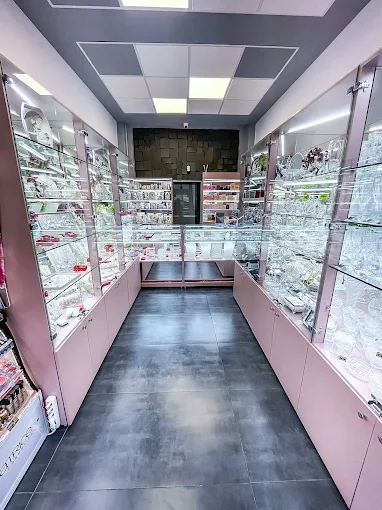 Vitrine cu cristal Bohemia și argint în magazin